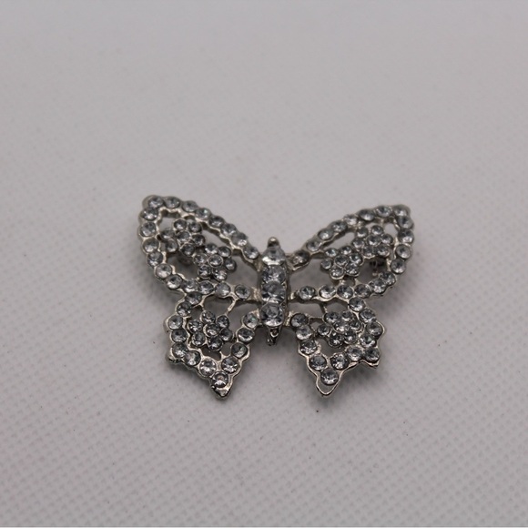 🍀 3/$15 Intricate Vintage Silver Butterfly Brooch with Rhinestones - Picture 2 of 4